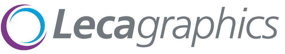 Una joven mujer disfrutando de un paseo con un perro en un parque verde y soleado, rodeada de naturaleza y árboles, en un día brillante y alegre.