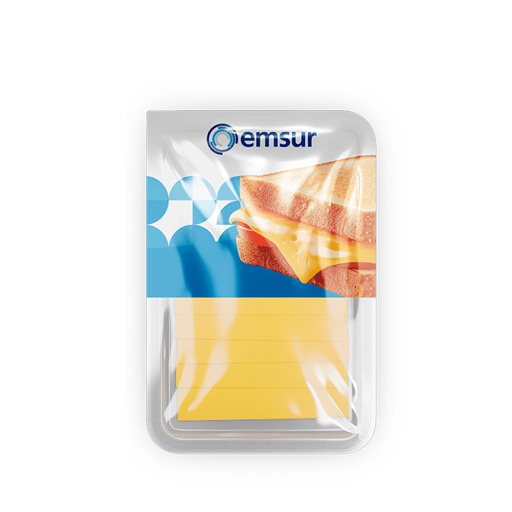Queso enlonado para sándwiches con marca emsur, envuelto en empaque de plástico con logo y una imagen de sándwich de queso y jamón.