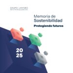 Portada de la Memoria de Sostenibilidad 2025 de Grupo Lantero, con el lema «Protegiendo futuros» y cubos isométricos de colores sobre fondo azul.