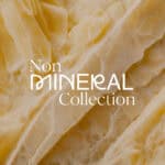 Queso de mantequilla en primer plano, resaltando su textura cremosa y fibrosa, parte de una colección de quesos no minerales.