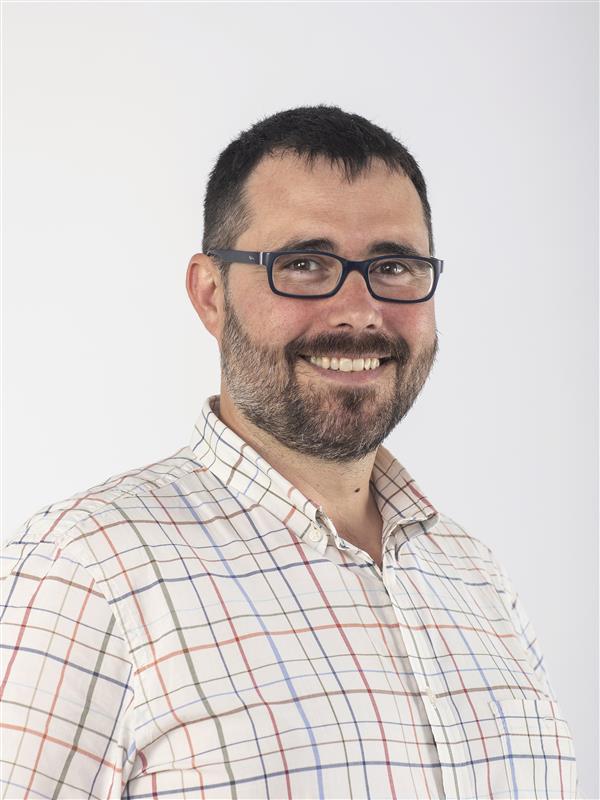 Portrait of Aitor Hernandorena, Lean Manufacturing coordinator at Estellaprint.