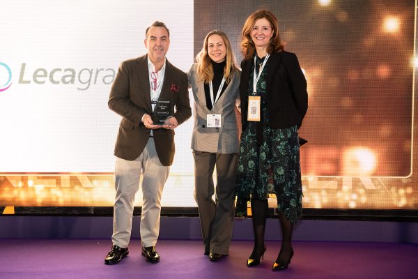 Equipo de Leca Graphics recibiendo el premio por el estuche Smart Safe en Pharmapack 2026.