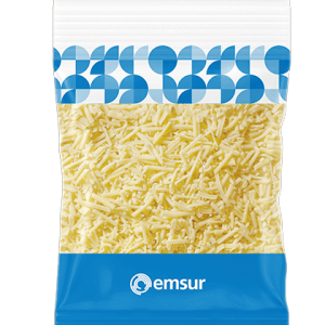 Queso rallado en bolsa con marca Emsur, ideal para cocinar y acompañar diversos platos con facilidad.