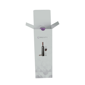 Vaso de vino tinto en una caja de presentación de cartón decorada con una botella y una copa de vino en un fondo blanco con diseño de hojas.