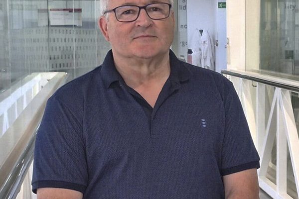 Miguel Falcón, director general de Gráficas Salnés, con polo azul marino en las oficinas de la planta.