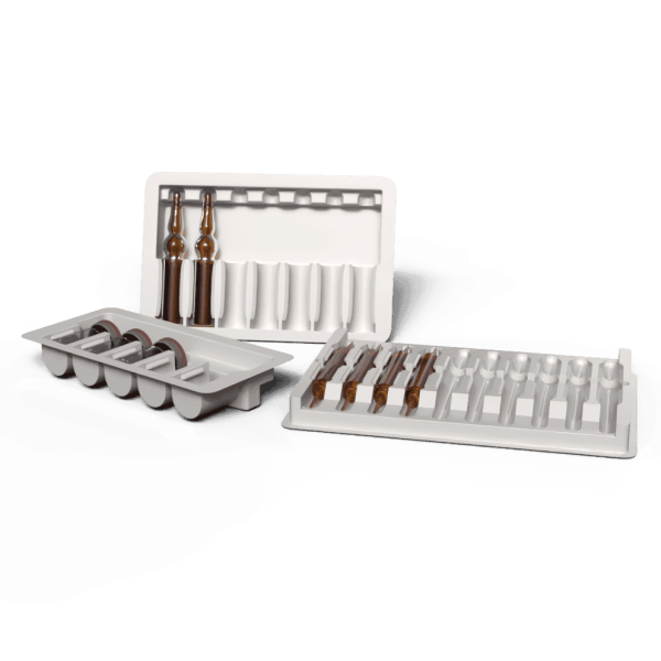 Ampollas con líquido en cajas de almacenamiento y pinzas, usadas típicamente para terapias de envasado o administración de medicamentos en entornos médicos o de laboratorio.